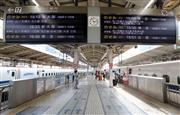 お盆の帰省時期にも関わらず閑散とする東京駅の新幹線ホーム（産経新聞社）