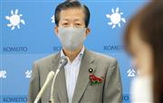 会見で記者団の質問に答える公明党・山口那津男代表＝１８日午前、国会内（春名中撮影）