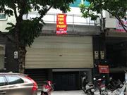 看板が掛けられていた鉄枠に「貸出中」の垂れ幕が下がるハノイ・元平壌館