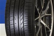 トレッド面に刻まれた溝が空気の壁を切り裂く音、ゴムが路面を叩く音など、タイヤノイズの種類は様々ある