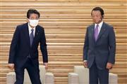 閣議に臨む安倍晋三首相と麻生太郎副総理兼財務相（右）＝２８日午前、首相官邸（春名中撮影）