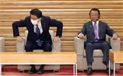 閣議に臨む安倍晋三首相と麻生太郎副総理兼財務相（右）＝２８日午前、首相官邸（春名中撮影）