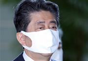 出邸する安倍晋三首相＝２８日午前、首相官邸（春名中撮影）