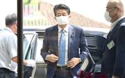 出邸する安倍晋三首相＝２８日午前、首相官邸（春名中撮影）