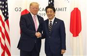 トランプ米大統領（左）と握手を交わす安倍晋三首相（代表撮影）【撮影日：2019年06月28日】
