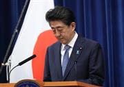 会見で辞任の意向を表明する安倍晋三首相＝２８日午後、首相官邸（春名中撮影）