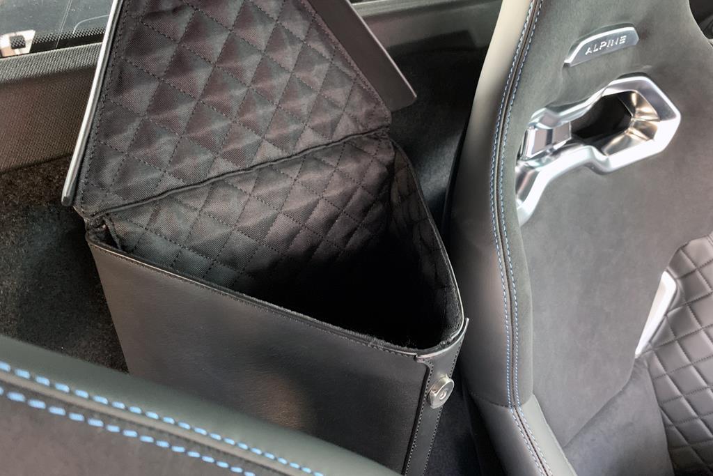 シート間に三角柱タイプの収納があるが、中が見えず、底のモノを取り出しづらいため使い勝手はよくない