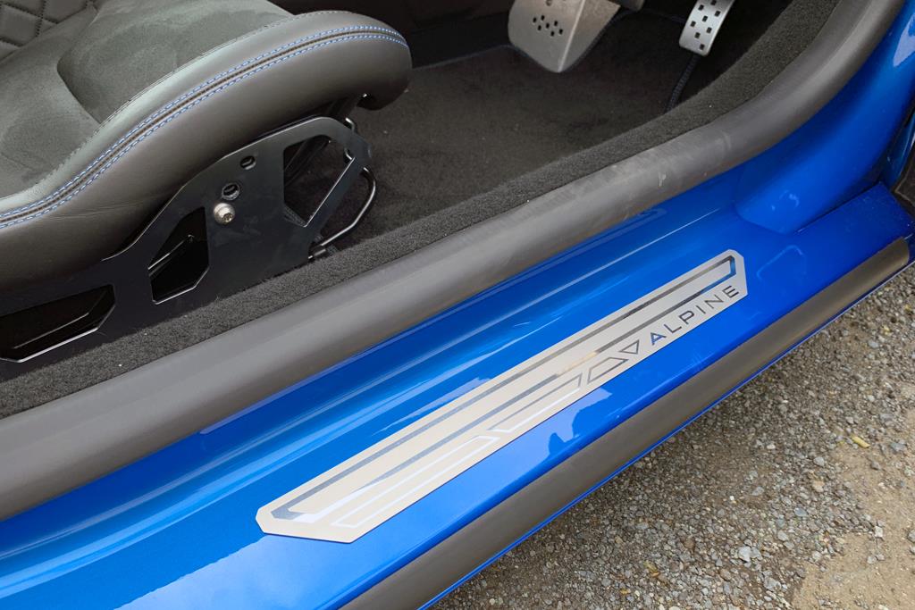 アルピーヌの名が刻まれたサイドシルプレート