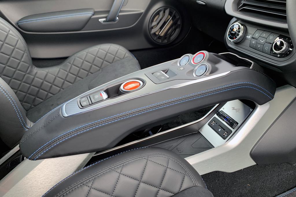 中央部をくり抜いたフローティングタイプのセンターコンソール。下部にETC車載器がある