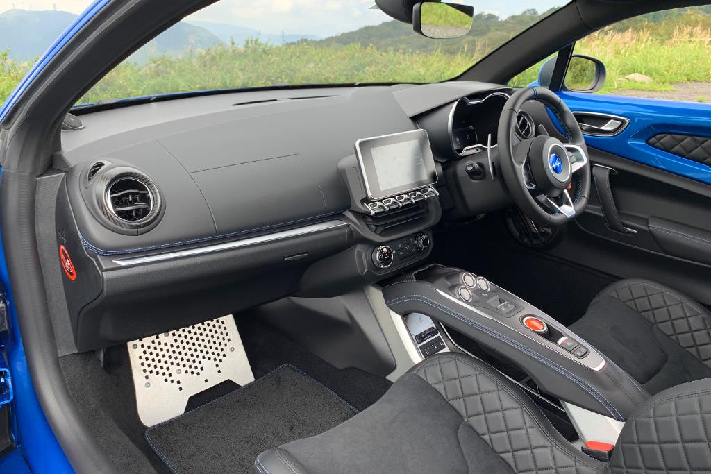 助手席側にはアルミ製フットレストがある。ちなみにグローブボックスはない