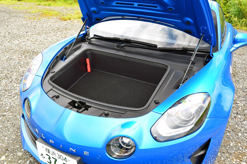 フロントの収納スペース。機内持ち込みサイズのスーツケースなど積載可能