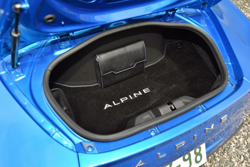 リヤの収納スペース