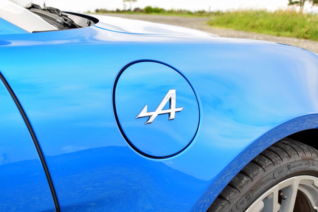 「A」のエンブレムが光る給油口フラップ。ガソリンタンクはドライバーの前方にある