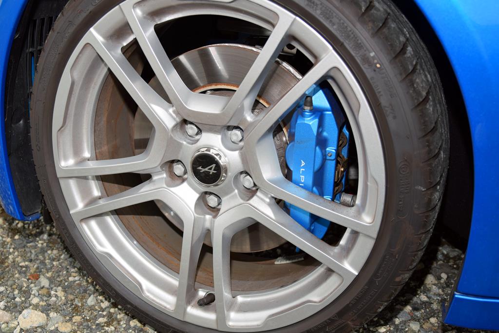 FUCHS製18インチホイールとパイロットスポーツの組み合わせ。ブレンボ製ブレーキキャリパーを装着している