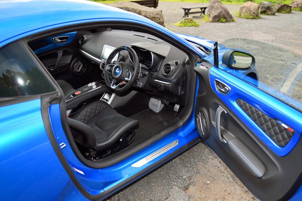 高品質でスポーティーなのはもちろん、上品さも漂うインテリア