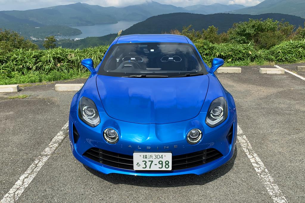 アルピーヌA110。後方に芦ノ湖を望む