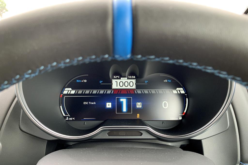 フルカラーのTFTメーターを備える。写真は「トラック」モードを選択中の液晶表示