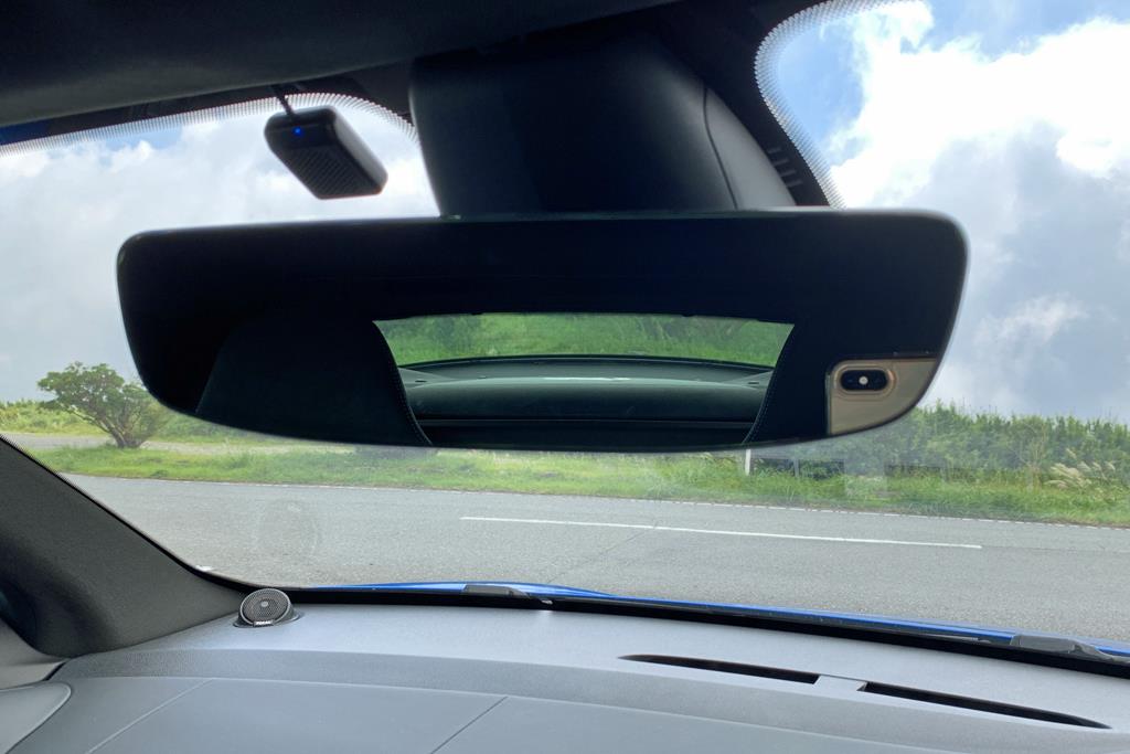 初めは後方視界の狭さに驚いたが、そのうち慣れてくるから不思議