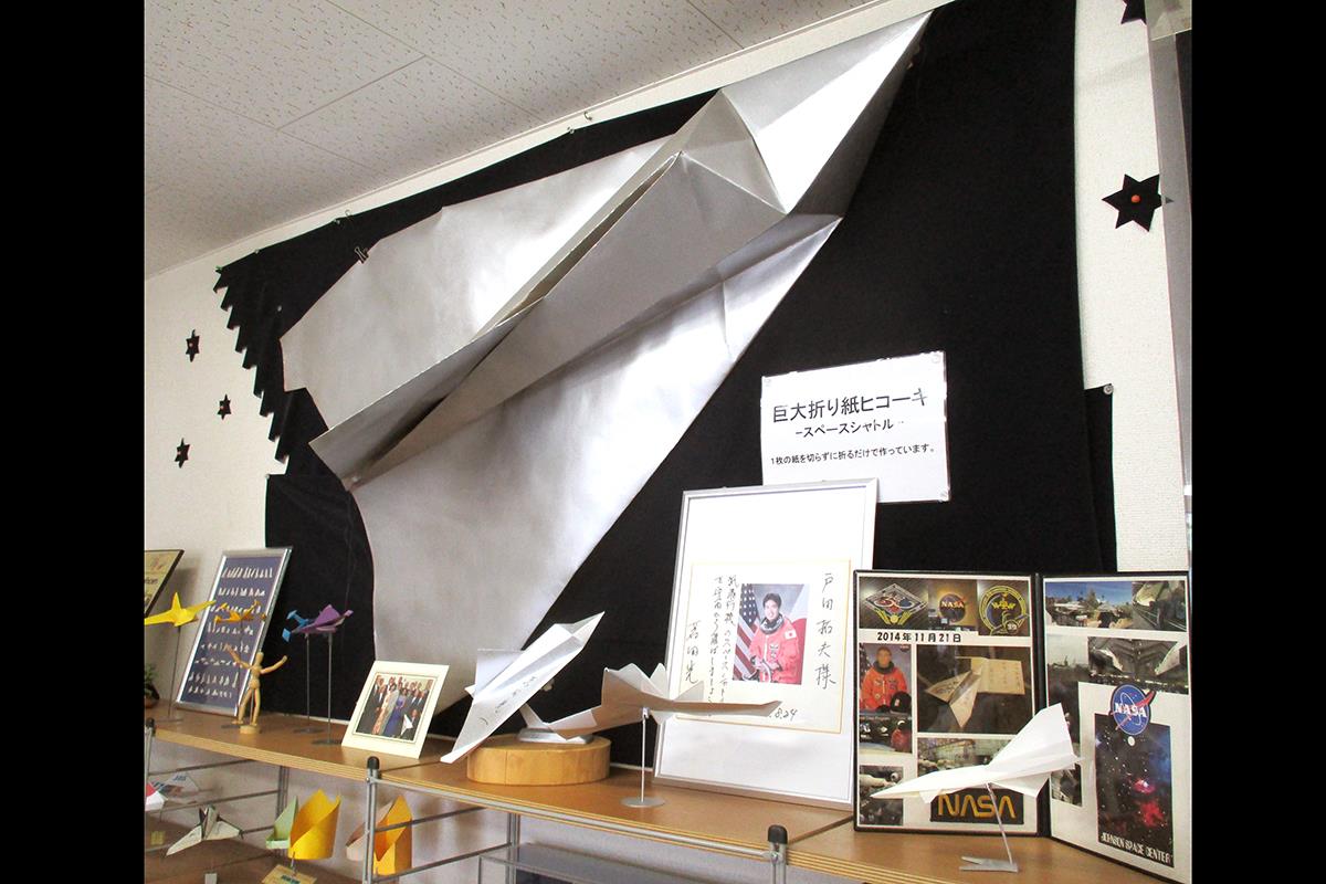 紙ヒコーキ博物館には戸田社長が製作したオリジナル紙飛行機が展示されている＝広島県福山市