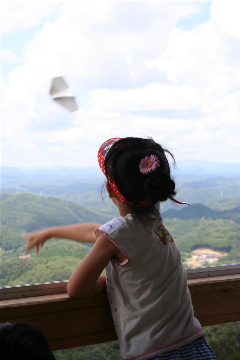 「とよまる紙ヒコーキ・タワー」では、３６０度のパノラマを楽しみながら紙飛行機を飛ばすことができる＝広島県神石高原町（キャステム提供）