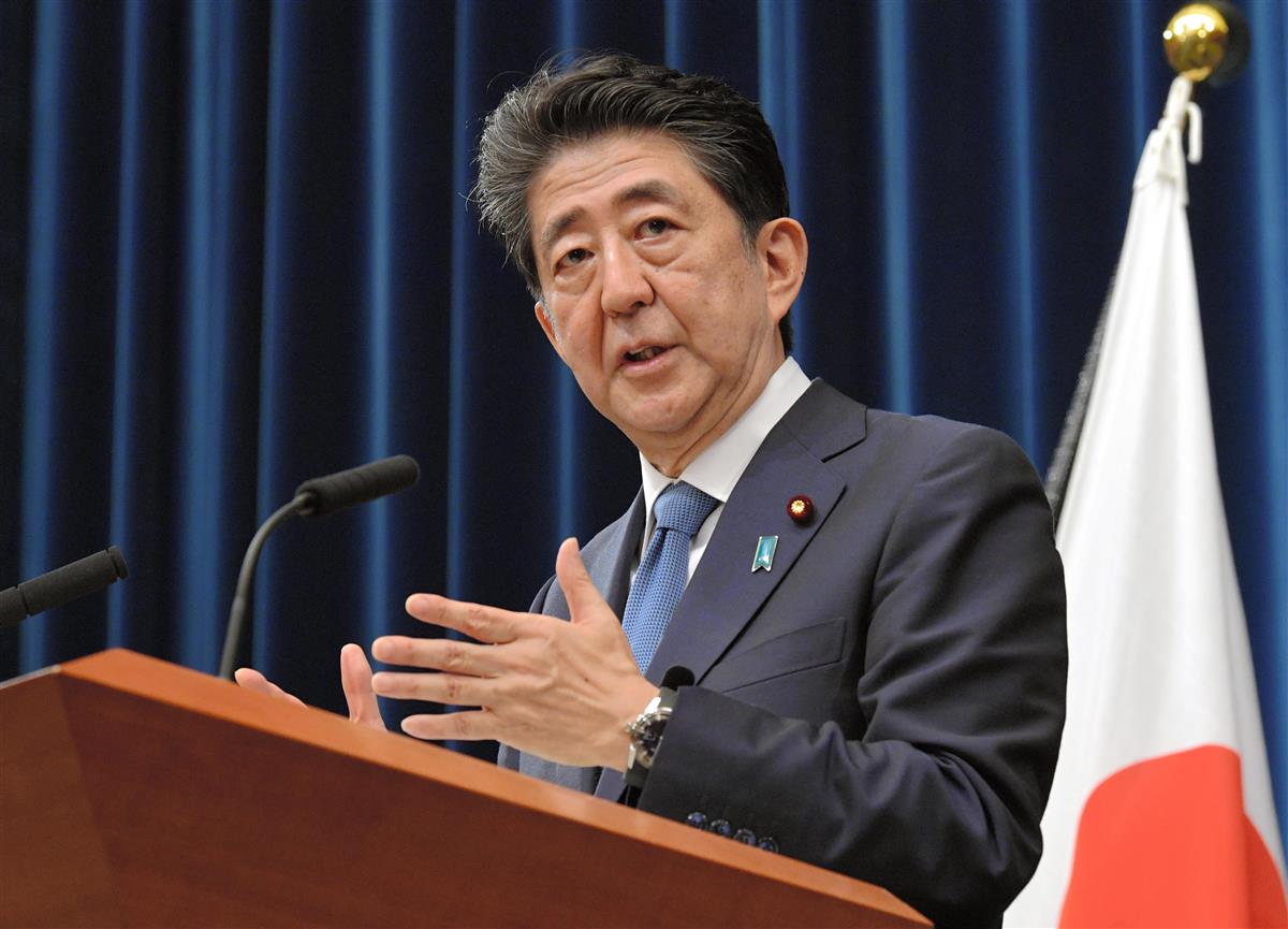 記者会見する安倍晋三首相＝２８日午後６時１分、首相官邸（代表撮影）