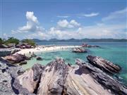 澄んだ海と白い砂浜。タイのプーケットは世界有数のリゾート地といわれるだけあり、高級ホテルやショッピングスポットも充実しています。提供：執筆者