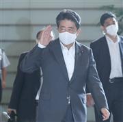 出邸する安倍晋三首相＝８月３１日午前、首相官邸（春名中撮影）