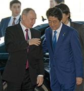 日露首脳会談前にロシアのプーチン大統領（左）を出迎える安倍晋三首相＝２０１６年１２月１６日、首相官邸（斎藤良雄撮影）