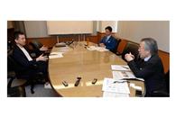 新型コロナウイルス感染予防のためアクリル板を設置し、間隔を空け行われた「日本働き方会議」座談会＝大阪市北区