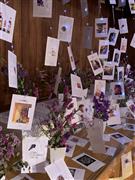 「いけばな街道２０２０」の会場には、スターチスの花とともに、高齢者による生け花の画像とメッセージが展示された＝京都市の京都芸術センター（フラワー・サイコロジー協会提供）