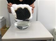 油を吸着した「マジックファイバー」。水をはじき油分だけを吸い取ることができる（エム・テックス提供）