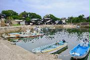 情緒的な佐久島の西港付近。古民家カフェなどが湾を囲む（小林希撮影）