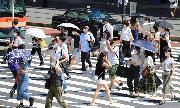 ＪＲ新宿駅前をマスク姿で歩く人たち＝８月３０日午後、東京・新宿（佐藤徳昭撮影）