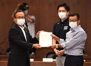 大都市制度協議会の今井豊会長（左）に特別区設置に関する通知を手渡した大阪市の松井一郎市長（右）と吉村洋文・大阪府知事＝４日午後、大阪市役所（柿平博文撮影）