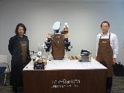 テレバリスタロボを囲むオリィ研究所の吉藤健太朗社長（左）と川田テクノロジーズの川田忠裕社長＝８日、東京都台東区（松村信仁撮影）