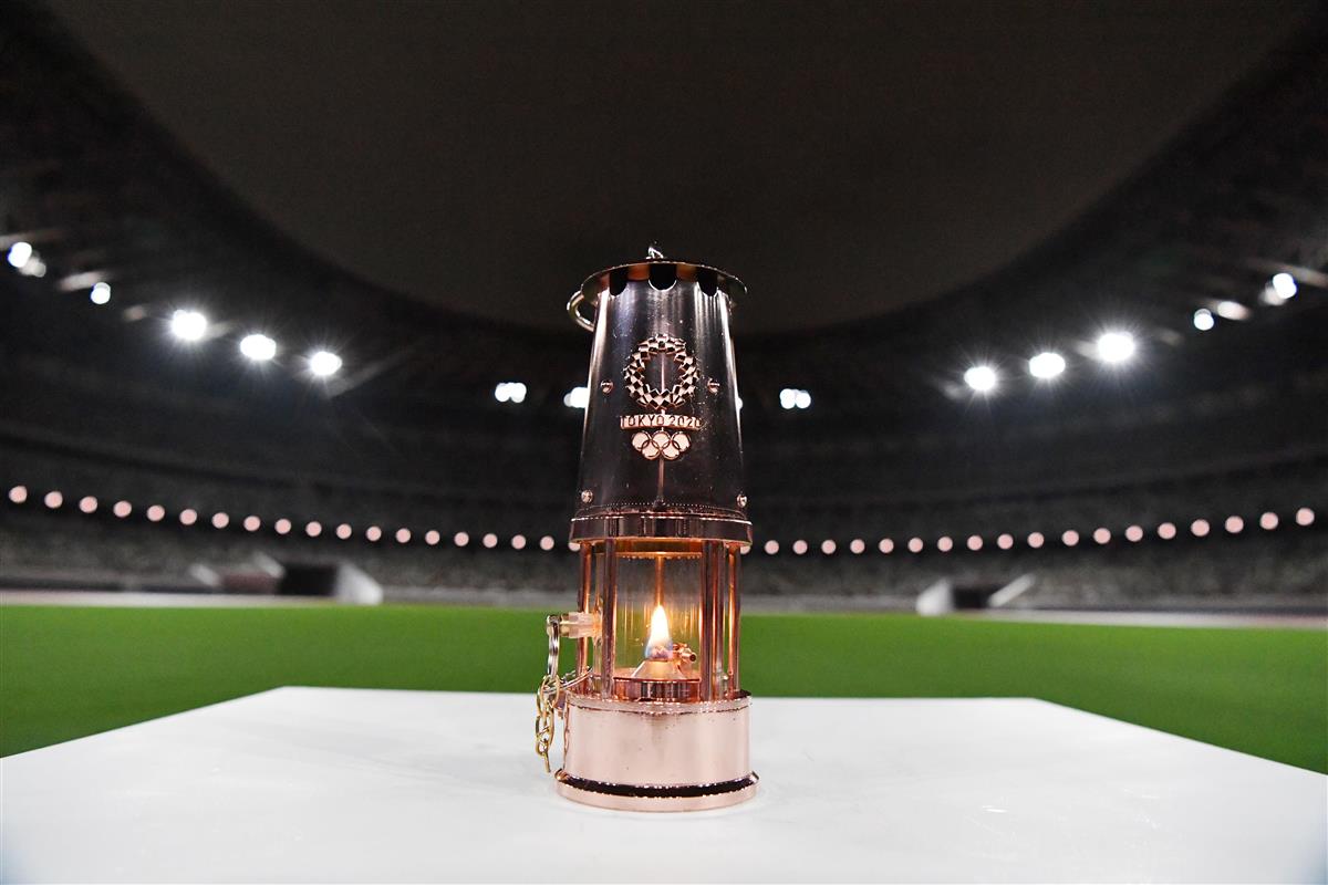 国立競技場内に置かれた聖火の入ったランタン＝７月２３日午後８時２４分、東京都新宿区（代表撮影）