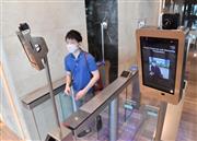 ソフトバンクの新本社は、顔認証でゲートを通ればエレベーターを操作しなくても自分のフロアまで自動的に運んでくれる　＝９日、東京都港区