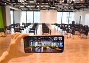 ５Ｇスマホを使ったフロア案内も実現＝９日、東京都港区