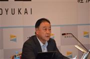 経済同友会の夏季セミナーであいさつする桜田謙悟代表幹事＝１０日、東京都港区