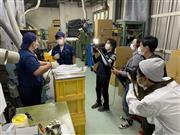 「ジモトとシゴト」のスタッフが若手社員らにインタビューする様子。時には核心を突いた質問でリアルさも演出する＝奈良県広陵町（森脇正文さん提供）