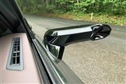 世界初採用のデジタルアウターミラー。従来型のドアミラーよりもはるかに面積が小さい