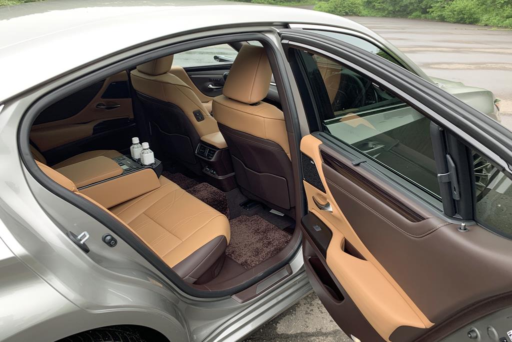 足元、頭上に広がる大きなスペースには驚いた