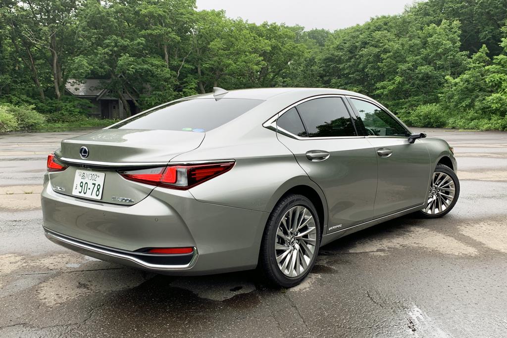 リヤエンドに向けてなだらかなラインを描くクーペスタイル