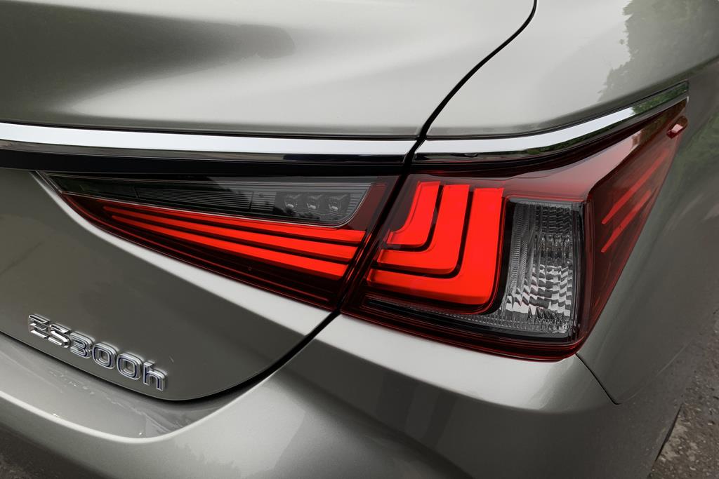 奥行きのあるL字のLEDテールランプ