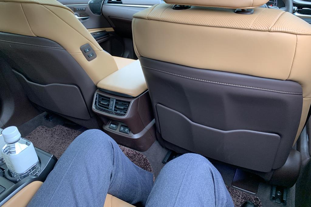 余裕たっぷりの後席レッグスペース
