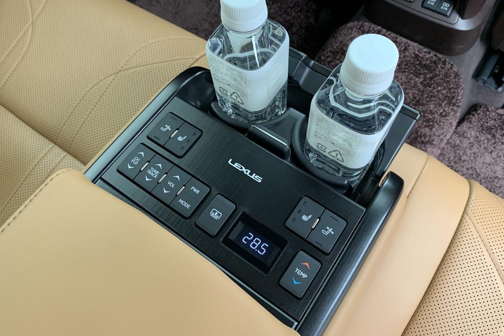 空調やシートリクライニングの操作スイッチ。後席でも快適に過ごせる