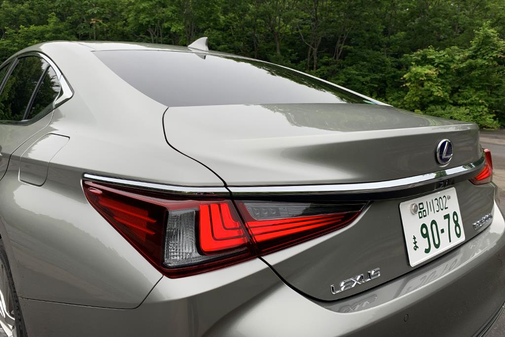 リヤに向かってなだらかな曲線を描くクーペスタイル