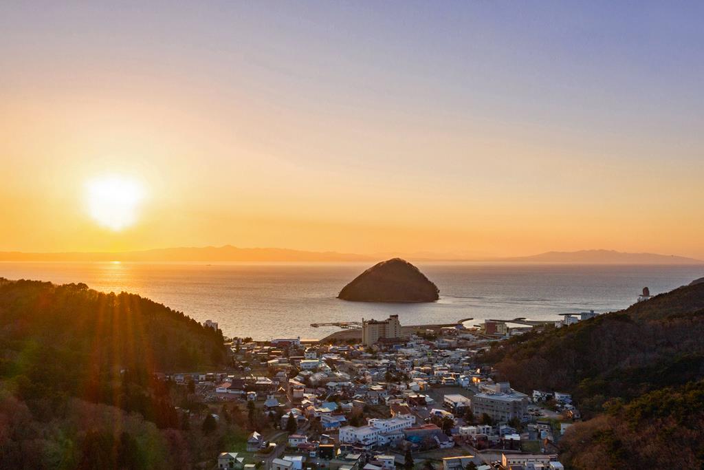 夕日に照らされた湯ノ島