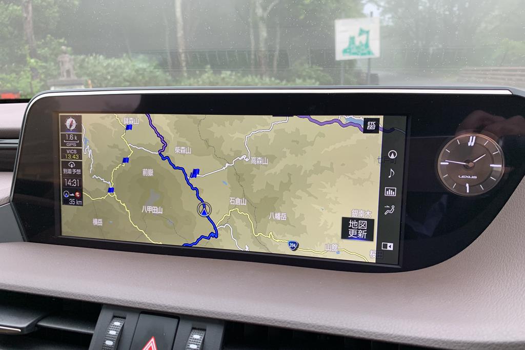 12.3インチのワイドディスプレイ。八甲田山周辺を走る