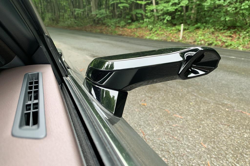 世界初採用のデジタルアウターミラー。従来型のドアミラーよりもはるかに面積が小さい